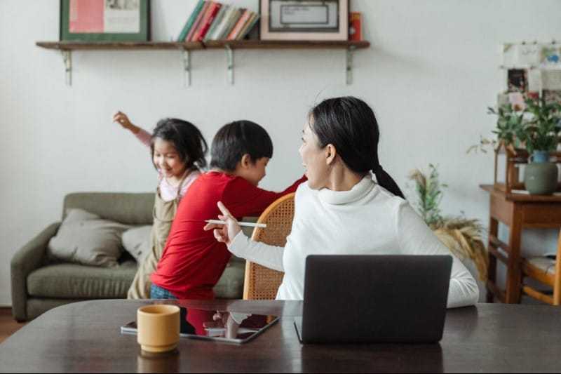 Arbeide eksternt med barn hjemme: 5 måter å opprettholde balanse mellom arbeid og liv